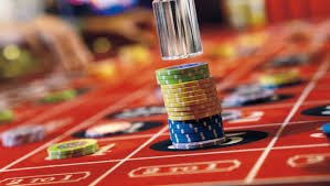 Tampilan permainan Caishen Wins di betnation777 dengan simbol emas dan bonus putaran gratis